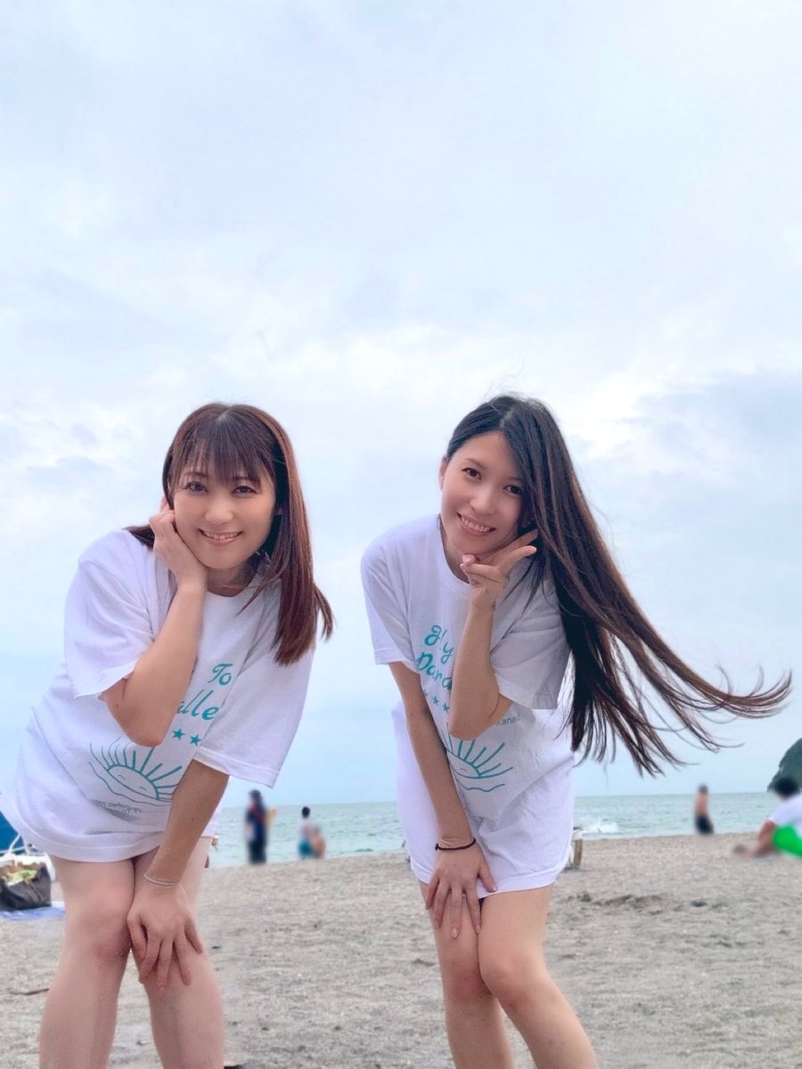 Ceui0131's tweet photo. 正解は、栗林みな実さん @minamiracle6_6  でした！
みな実たん、フラパラTシャツ着てきてくれたんだよ　なける🙈💕
気づいたらしゃがんで アクスタを並べて写真まで撮ってくれて。
えがおちゃんも書いてくれて感動。。！🥺
しかもね、みな実たんの書くえがおちゃん(左ね)が　本物以上に本物だった！💕 https://t.co/jxxgFBlxQ2