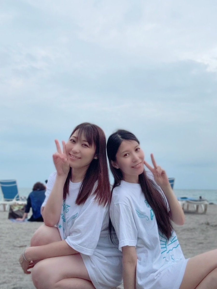 Ceui0131's tweet photo. 正解は、栗林みな実さん @minamiracle6_6  でした！
みな実たん、フラパラTシャツ着てきてくれたんだよ　なける🙈💕
気づいたらしゃがんで アクスタを並べて写真まで撮ってくれて。
えがおちゃんも書いてくれて感動。。！🥺
しかもね、みな実たんの書くえがおちゃん(左ね)が　本物以上に本物だった！💕 https://t.co/jxxgFBlxQ2