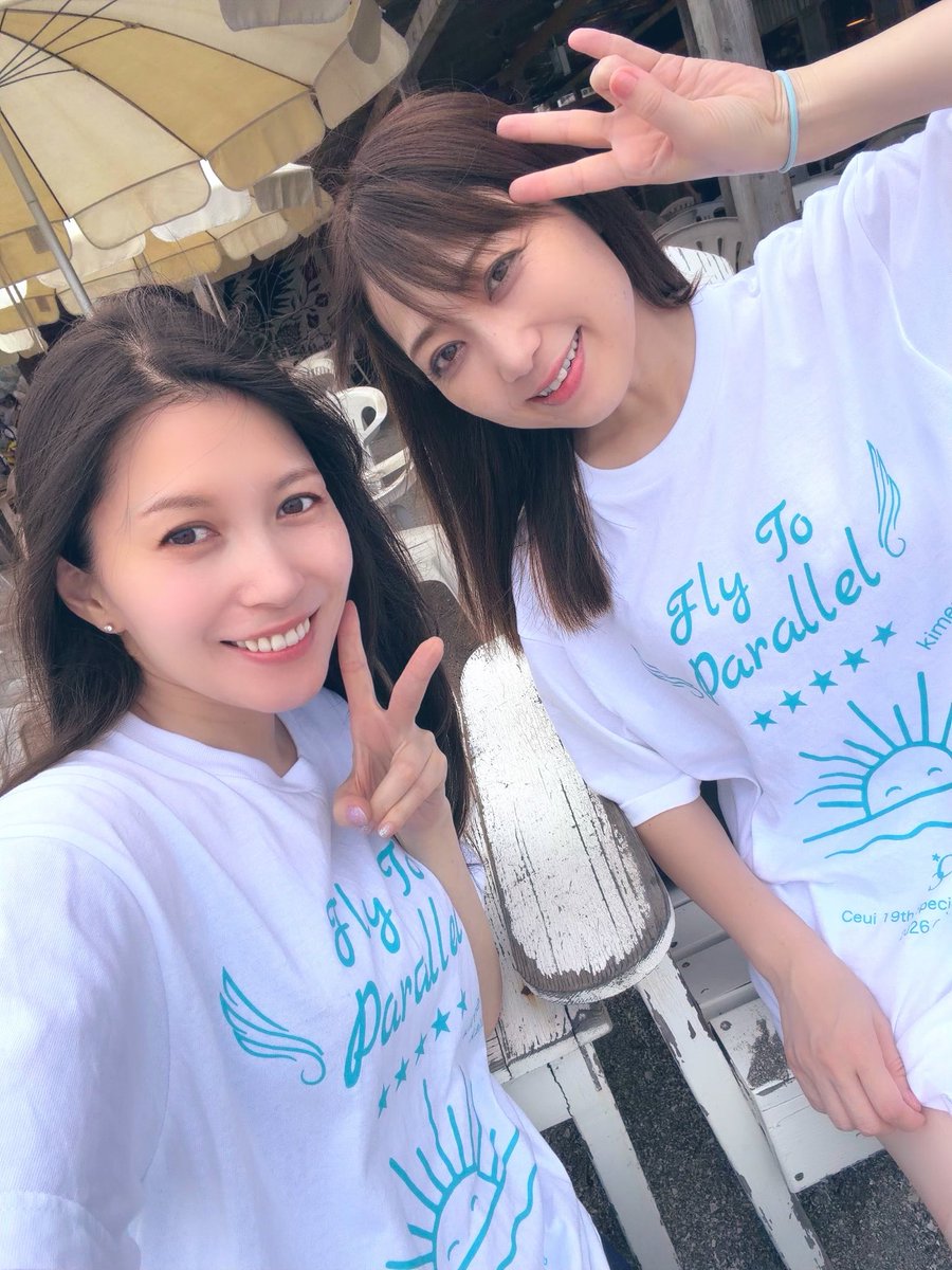 Ceui0131's tweet photo. 正解は、栗林みな実さん @minamiracle6_6  でした！
みな実たん、フラパラTシャツ着てきてくれたんだよ　なける🙈💕
気づいたらしゃがんで アクスタを並べて写真まで撮ってくれて。
えがおちゃんも書いてくれて感動。。！🥺
しかもね、みな実たんの書くえがおちゃん(左ね)が　本物以上に本物だった！💕 https://t.co/jxxgFBlxQ2