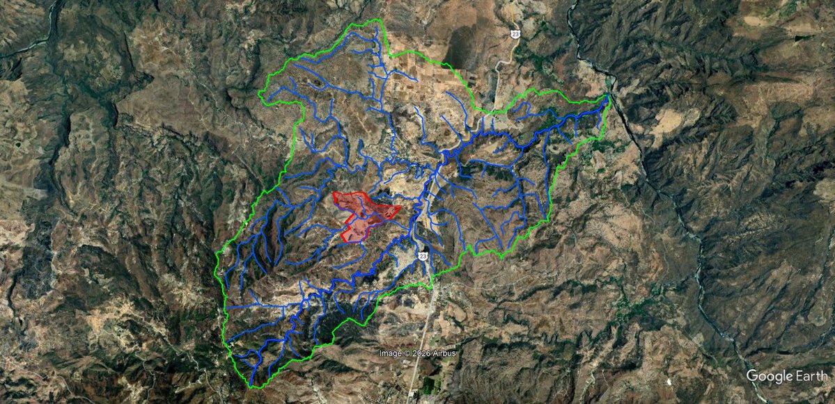 JSTapetillo's tweet photo. Cuenca del arroyo Milpillas. En rojo el polígono aproximado de los rellenos sanitarios de Picachos y Hasar's. Se aprecian con claridad las lagunas de oxidación y los cárcamos de lixiviados desde los que se generan los vertidos hacia el arroyo y desde ahí, al río Santiago. https://t.co/lQybQgzdQe