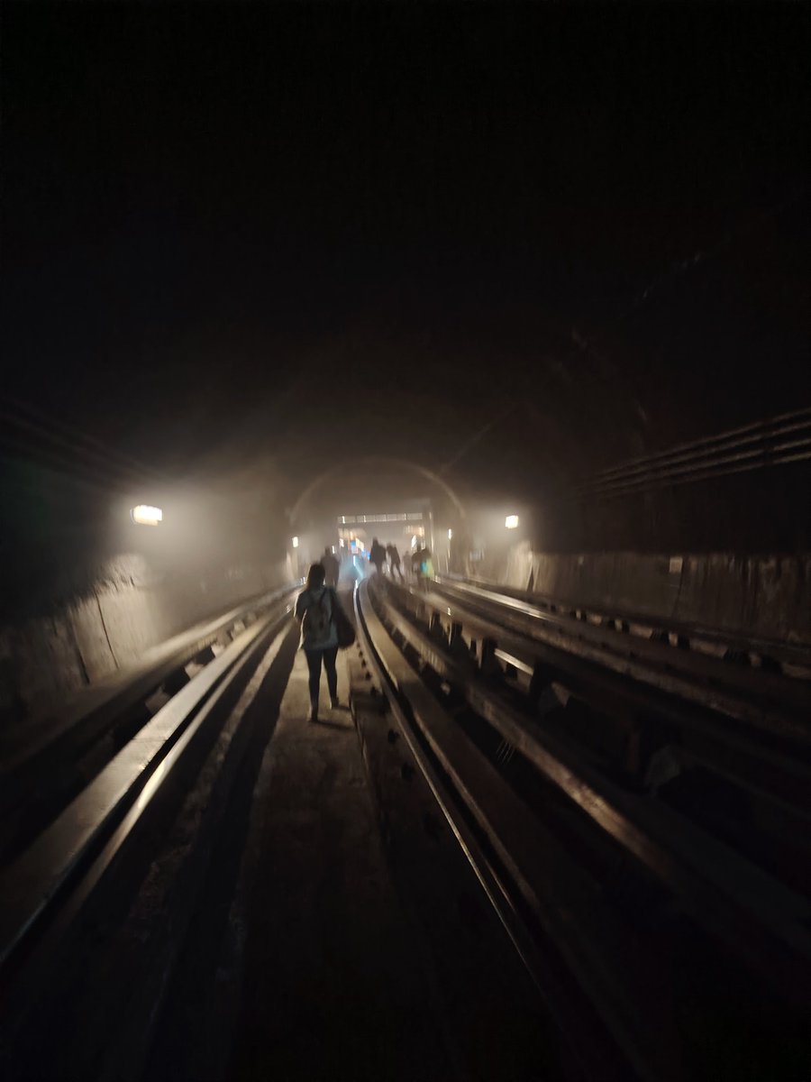 HugoVanSur's tweet photo. @biobio Que terrible.. Metro no habla.. Del carro que antecede al que se incendia.. Más de 40 minutos encerrados y cero logística de emergencias, tren lleno, con humo y nos ayudamos entre los mismos ciudadanos... Esto podría haber sido peor.. Trenes antiguos.. Ya no dan el ancho. Fin. https://t.co/LMO3sPTRWf
