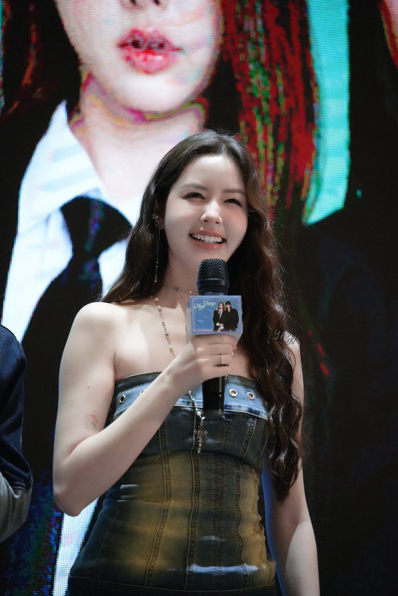 wang_yi9828's tweet photo. Good morning baby 
hope you are so happy every day❤️

ReactionAIGirlEP4
#AIGirlSeries 
#MyChan 
#Chanyaduval https://t.co/p7asAxB6Zk