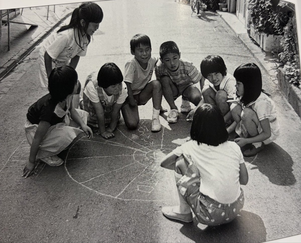 Mure2010's tweet photo. 街にあふれた子どもの遊び
萩野矢慶記
#NowReading https://t.co/ot8RHBEeff