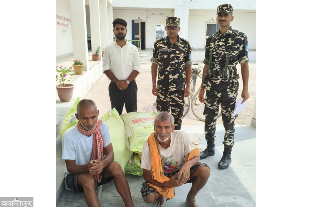 ekantipur_com's tweet photo. धान रोप्ने चटारोका बीच रासायनिक मल नभएपछि भारतीय बजार सोनबर्सा पुगेका बलरा नगरपालिका–५ का सुरेशप्रसाद सिंह र नागेन्द्रप्रसाद सिंह दाजुभाइ १७ असारमा पक्राउ परेका थिए ।

https://t.co/1Tvhy1D19t https://t.co/e2Hf9nYyFc