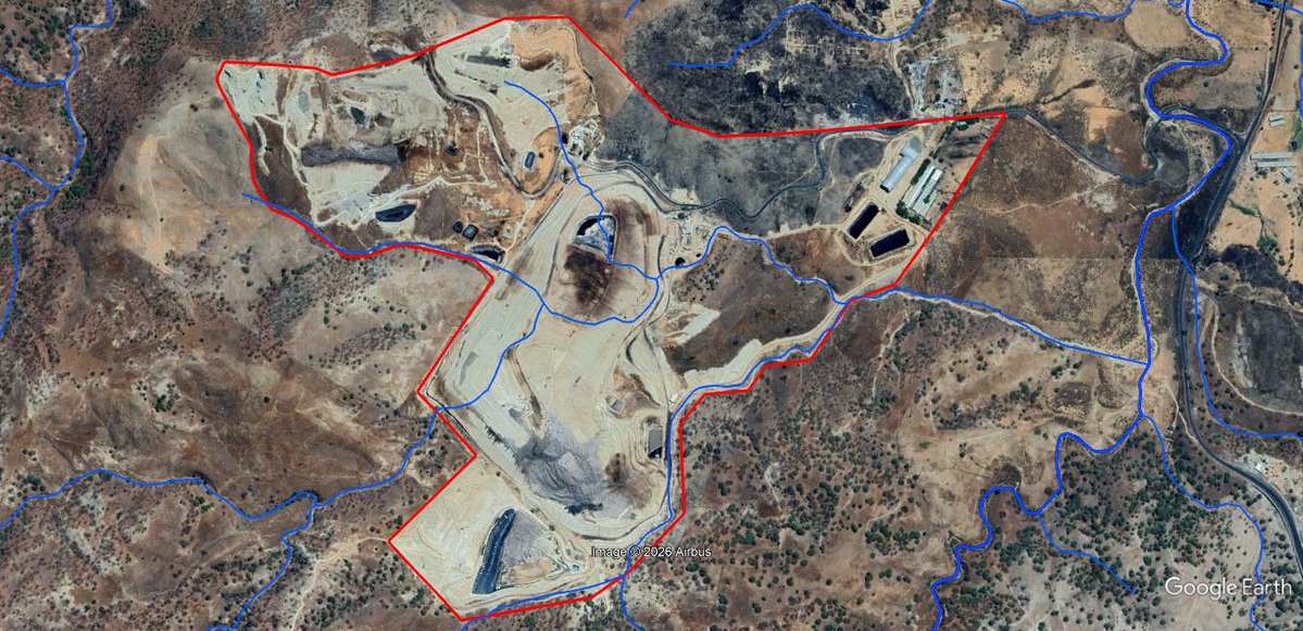 JSTapetillo's tweet photo. Cuenca del arroyo Milpillas. En rojo el polígono aproximado de los rellenos sanitarios de Picachos y Hasar's. Se aprecian con claridad las lagunas de oxidación y los cárcamos de lixiviados desde los que se generan los vertidos hacia el arroyo y desde ahí, al río Santiago. https://t.co/lQybQgzdQe