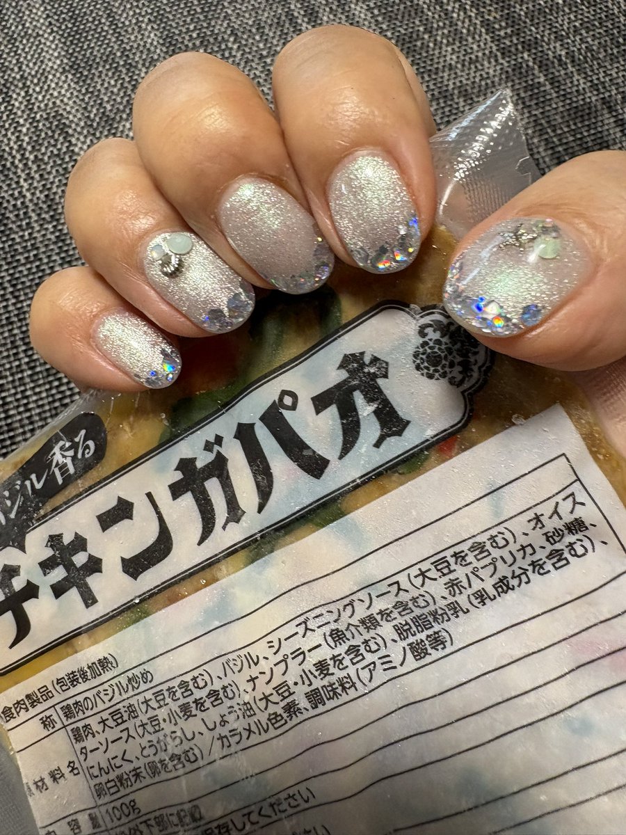 koriejitsu's tweet photo. 生協のガパオライスが来た♪
今日は夏期講習休みだし、
お昼からお家で
ガパオライスandビールだぜ〜♪

ネイルは新しいデザインが
気に入ったのなくて、
前々回と微妙に色と石変えただけ

人魚ブルーからエメラルドにしたけど
ほぼ同じ（笑） https://t.co/gFGC65H2uW