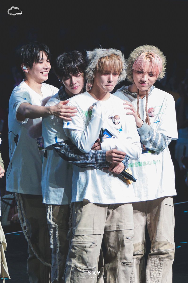 Sky143z's tweet photo. 260726 gaspark huggies (੭꒦ິ ^꒦ິ)੭ 

#HAN #박한 #JL #제이엘 
#JUWON #박주원 #DAISUKE #다이스케 
#AHOF1stTOUR_MANILA_D2
#AHOF      #아홉 https://t.co/zoFILPTiQR