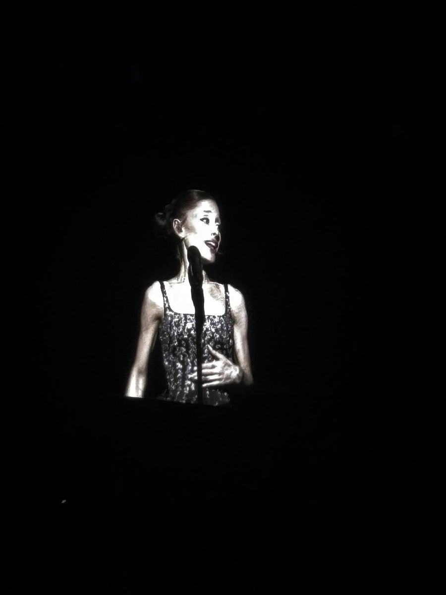 mysticperriee's tweet photo. some of my pics from last night 🥲 #ESTBoston https://t.co/LgcLpopO4Y
