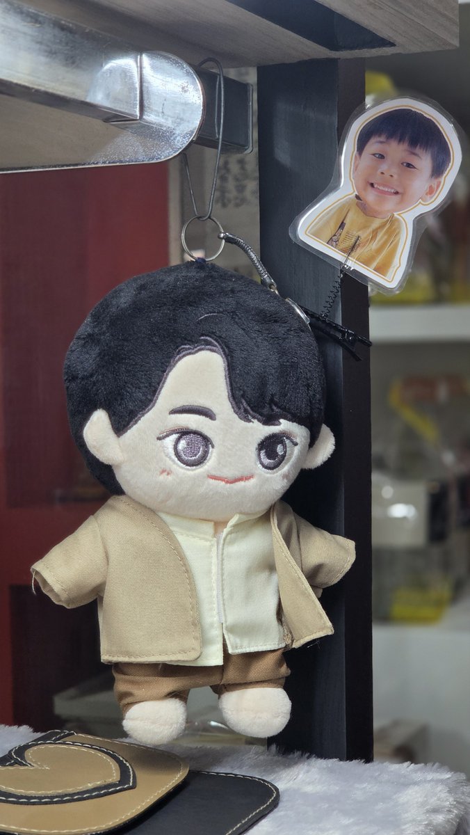 wangybs's tweet photo. #jsuspace is really good! so many little trinkets of dew that fans will definitely love seeing 🤟 it is a bit far but definitely worth the trip 🤎 the coffee is good, the vibe is homey, dew's mom is always so friendly and nice to everyone 🥺 merch is good quality!🍀

#dew_jsu https://t.co/jcHxO0pwqo