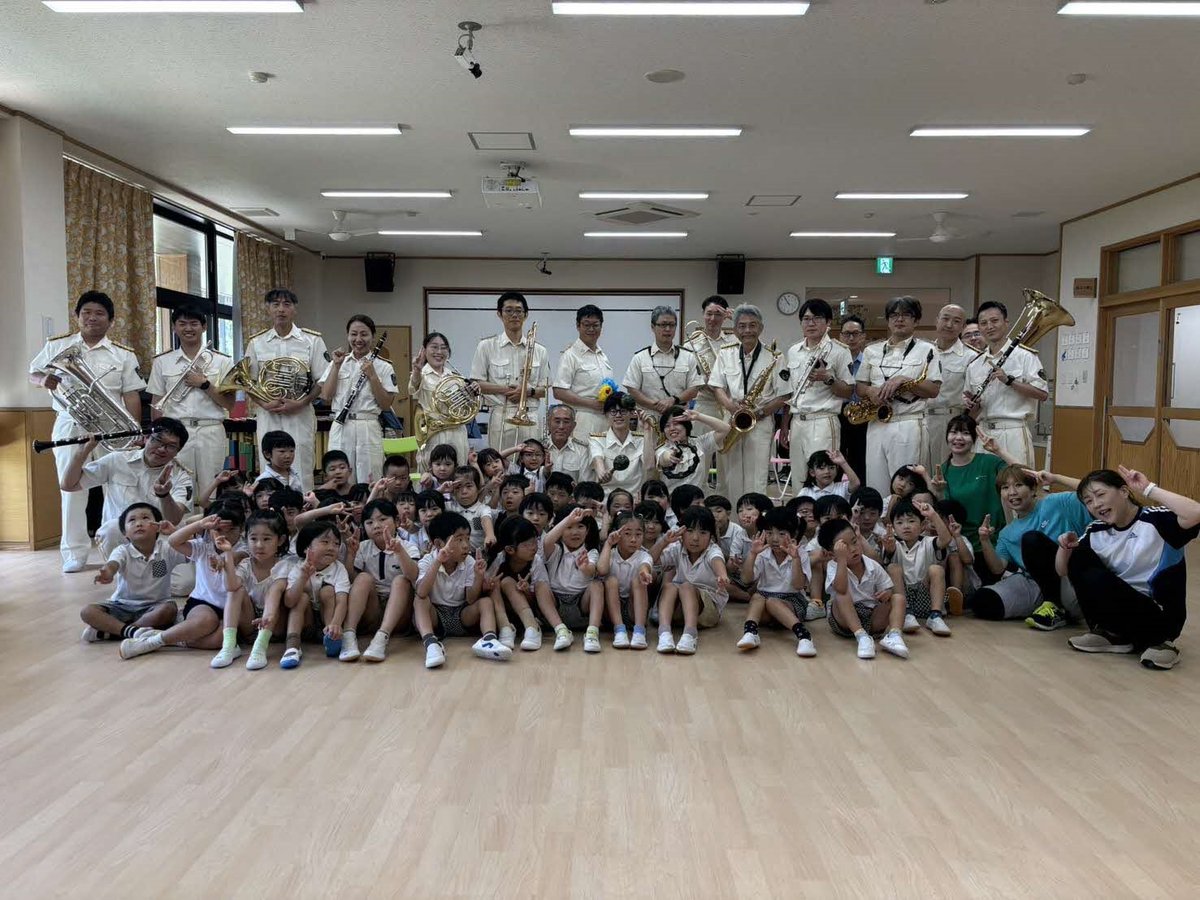 TP_ongaku's tweet photo. ７/14（火）鳥取市内にある「こども園かける」の音楽鑑賞会で演奏をしてきました🎷
園児の皆さんが、演奏に合わせて歌ったり踊ったり、一緒に演奏会を盛り上げてくれました🎶
曲の合間には、鳥取警察署から横断歩道の正しい渡り方についてお話ししました👮
交通ルールを守って、これからも過ごしてね❗ https://t.co/YAE6SnE5PD
