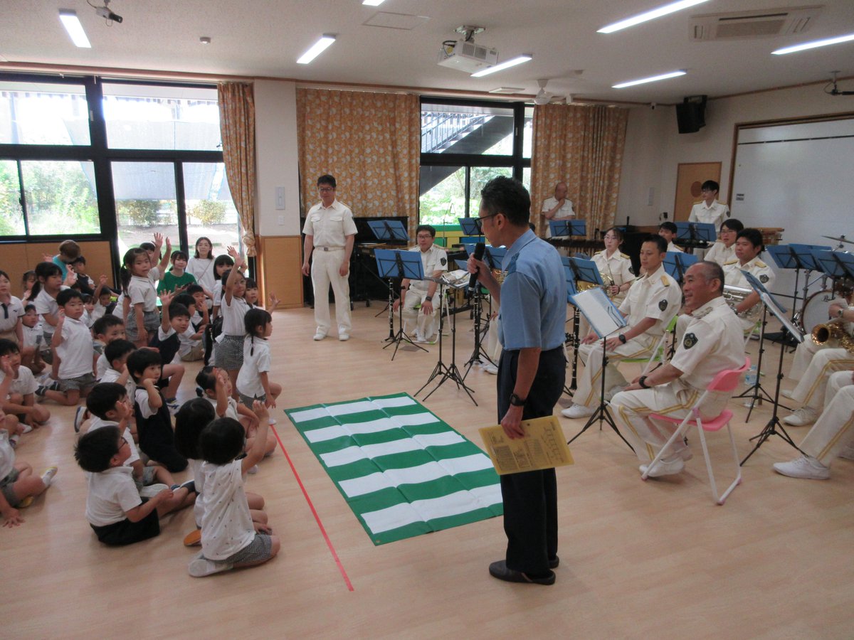 TP_ongaku's tweet photo. ７/14（火）鳥取市内にある「こども園かける」の音楽鑑賞会で演奏をしてきました🎷
園児の皆さんが、演奏に合わせて歌ったり踊ったり、一緒に演奏会を盛り上げてくれました🎶
曲の合間には、鳥取警察署から横断歩道の正しい渡り方についてお話ししました👮
交通ルールを守って、これからも過ごしてね❗ https://t.co/YAE6SnE5PD