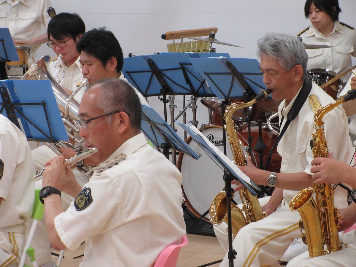 TP_ongaku's tweet photo. ７/14（火）鳥取市内にある「こども園かける」の音楽鑑賞会で演奏をしてきました🎷
園児の皆さんが、演奏に合わせて歌ったり踊ったり、一緒に演奏会を盛り上げてくれました🎶
曲の合間には、鳥取警察署から横断歩道の正しい渡り方についてお話ししました👮
交通ルールを守って、これからも過ごしてね❗ https://t.co/YAE6SnE5PD