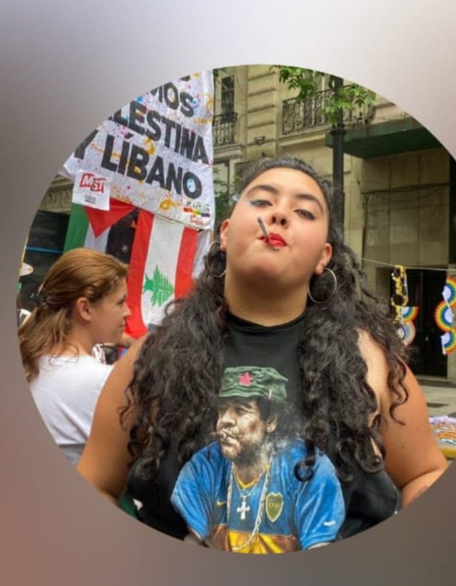 oriafer23's tweet photo. La misma violenta. La que parasita en la Facultad de Filosofía y Letras y la que rompe las pelotas en las Marchas con el redoblante. 

Siempre con un pucho en la boca. Y con la violencia en las manos. https://t.co/Hchp0cumZY