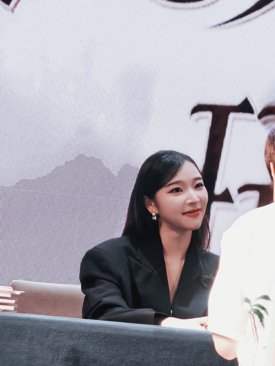 Luochuan0129's tweet photo. Look forward to the next meeting safely, healthily and happily.
Actually, I didn't go to talk .So I put up a third view photo, hoping phi would Look Familiar na ka~

#mieaya https://t.co/aA4qSIh7jy