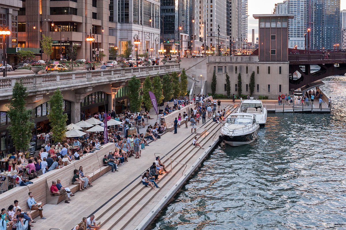 UrbanCourtyard's tweet photo. Chicago's Riverwalk is a great model for urban waterfronts. 

Besides the passage itself, the marina plaza has restaurants, outdoor dining, boat docking and stepped seating close to the water.

And then the grand river theater, or sculptural staircase that connects Upper Wacker Drive to the river. It doubles as seating and an event space.