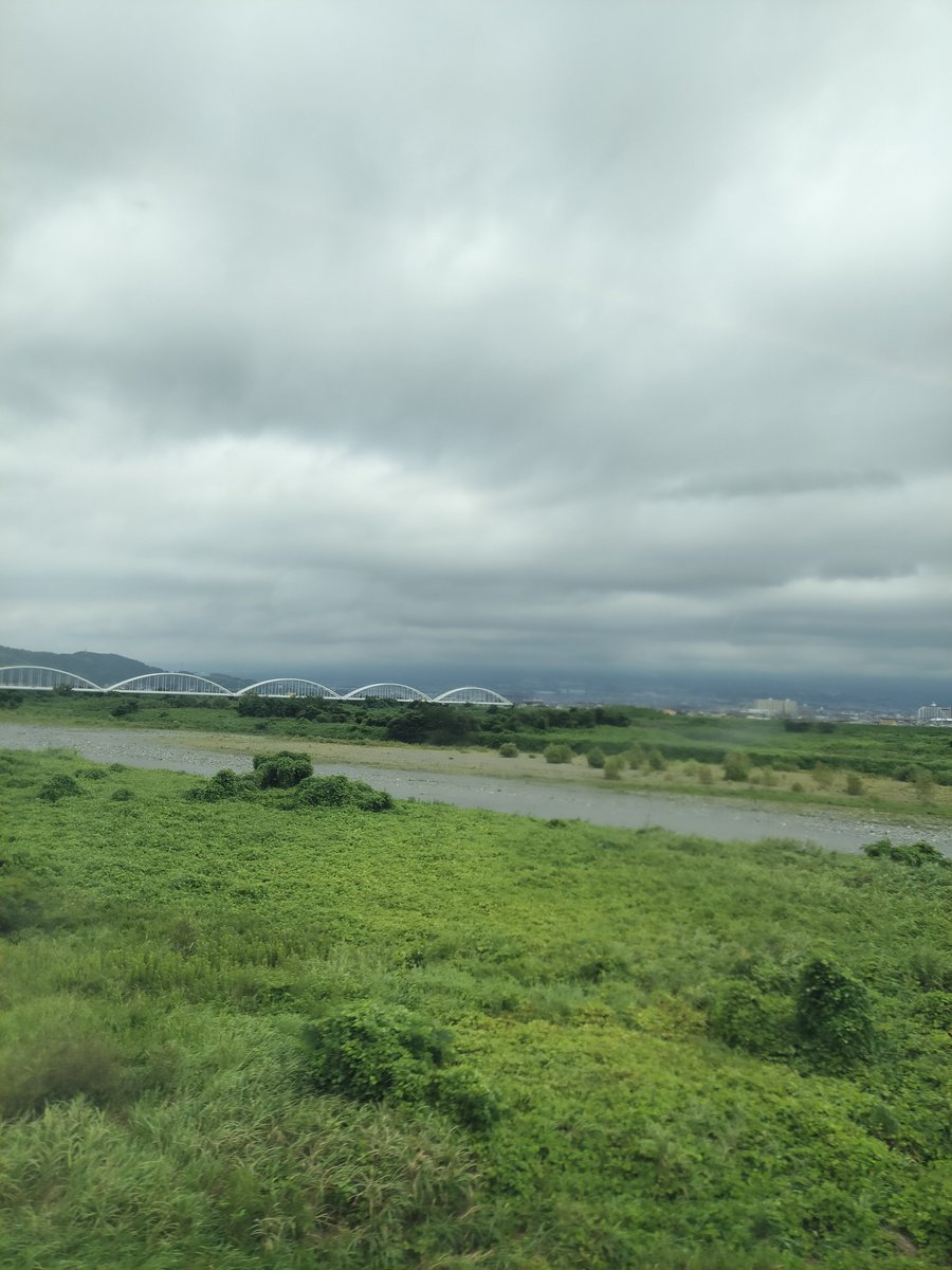 y_ka30's tweet photo. 今朝の富士山（新幹線より）
雨降る感じ https://t.co/G4sKIfyt5I