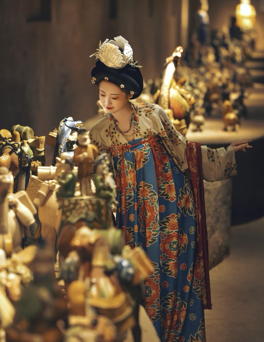 AmazingHanfu's tweet photo. Tang Dynasty tomb figurines✨Ancient stars telling Tang Dynasty fashion, daily vibes &amp; Silk‑Road legends
Throw on Tang Dynasty style Hanfu for a playful cross‑time chat with these relics!
(via. Photographer Wang Yuecheng)
HanfuOOTD
Tang Dynasty style chest‑high skirt, Hanfu shawl https://t.co/43VoWUblrv