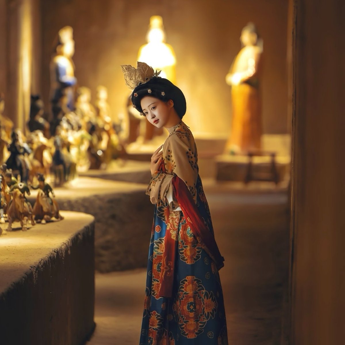 AmazingHanfu's tweet photo. Tang Dynasty tomb figurines✨Ancient stars telling Tang Dynasty fashion, daily vibes &amp; Silk‑Road legends
Throw on Tang Dynasty style Hanfu for a playful cross‑time chat with these relics!
(via. Photographer Wang Yuecheng)
HanfuOOTD
Tang Dynasty style chest‑high skirt, Hanfu shawl https://t.co/43VoWUblrv