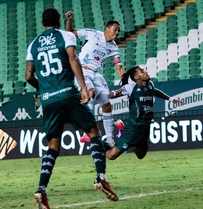 IncogRojiblanco's tweet photo. Ya estábamos todos cagadísimos porque el gol nada que caía, la botadera de gol en su punto, en este momento ya el gol de Morelo se me había olvidado, hasta que viene este tipo y se levanta como Cristiano Ronaldo en el área para meterla y devolvernos la calma. Y a los 5 minutos le quedó otra y tenga, adentro, sin dejarla caer de zurda.
El momento más infravalorado de su regreso. 

Nunca en la puta vida te voy a olvidar, Carlos Bacca.