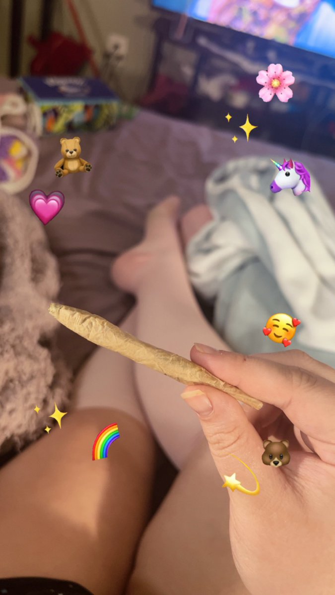 DesiresDevine's tweet photo. Buy my w33d and worship me 😝❣️ #feet #foot #thighs #legs #domme #findom #femdom #stoner #smoke #worship #high https://t.co/nnV7n7iTTi