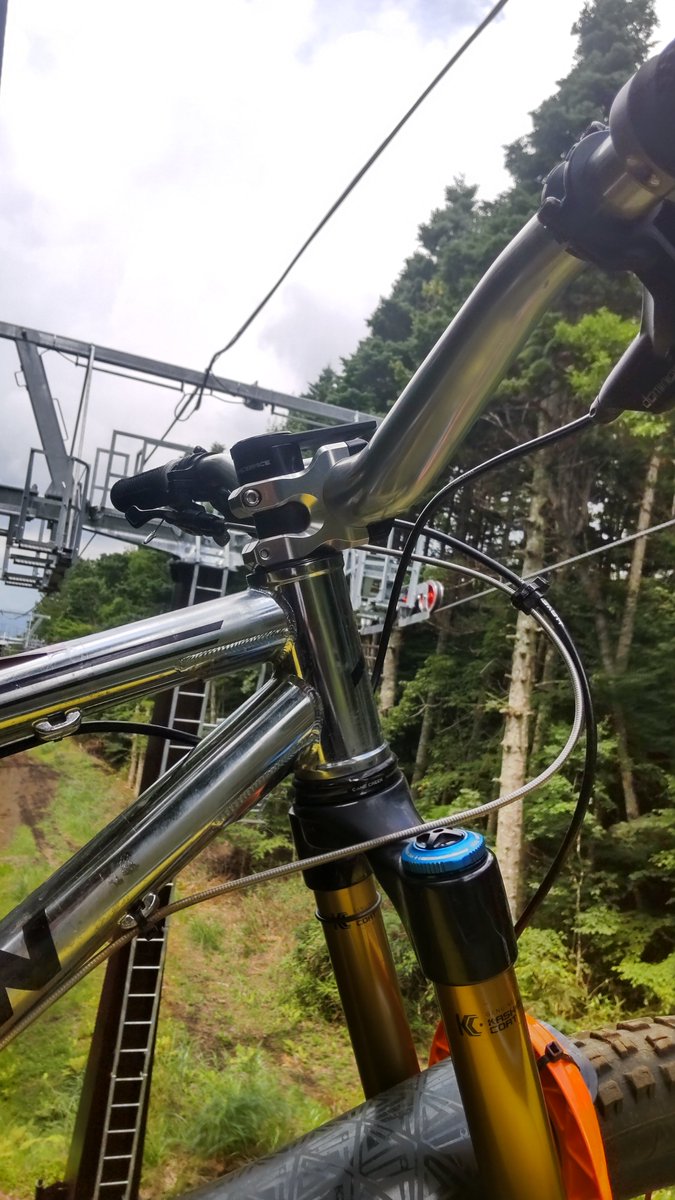 m_massan's tweet photo. 昨日は半日ばかし乗ったけど、最近サスのセッティングを変えた流れで思う事があったので、32mmのステムへリターン。これはこれで🤤 https://t.co/o5XZv2AiAC