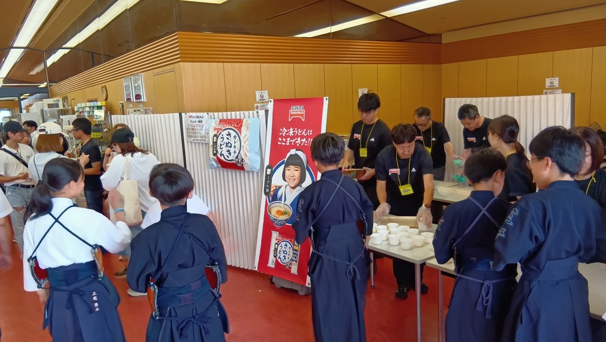 mainichi_adv's tweet photo. 第60回記念 #全国道場少年剣道大会（主催 #全日本剣道道場連盟、特別後援 #毎日新聞社、協賛 #テーブルマーク株式会社）が開幕！

全国1337チームの少年少女剣士が仲間と共に団体日本一を競います。
会場では、冷たい #カトキチさぬきうどん の試食も実施します！

#PR https://t.co/S4i300q6YW
