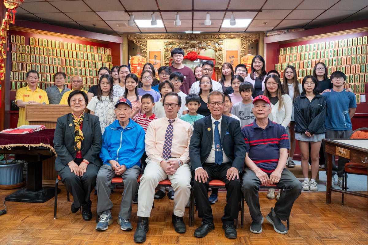 BosEpochTimes's tweet photo. 黃氏公所頒發獎學金 教導後輩傳承家族文化 https://t.co/Dp9LJW7JEN via @dajiyuan 
7月26日中午，波士頓黃氏宗親會向其優秀子弟頒發獎學金，並帶他們敬拜祖先和瞭解中國傳統的家族文化，期盼年輕人們未來能參與公所的服務。 https://t.co/rRzaVAf9le