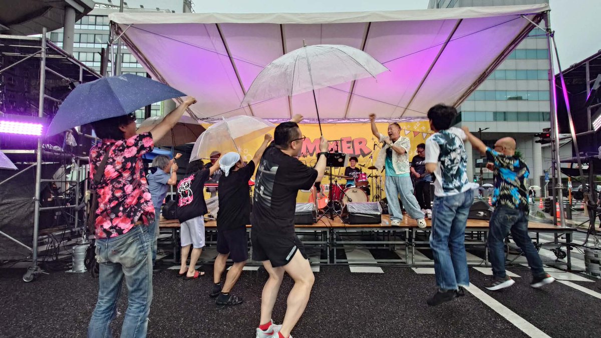 ardbegrider's tweet photo. 昨日の筋肉痛はテルさんのせいと判明しました

サマーフェスタin  KORIYAMAのステージからテルさんがおれを呼んだから調子に乗ってファイヤーボンズでジャンプ！
楽しそうでしょ

冷静に考えたらサビ一回で１０回ジャンプするから４〜５０回！？
そりゃぁ筋肉痛にもなるわ

でもご心配なく
もう平気 https://t.co/LjvsEcXyMr