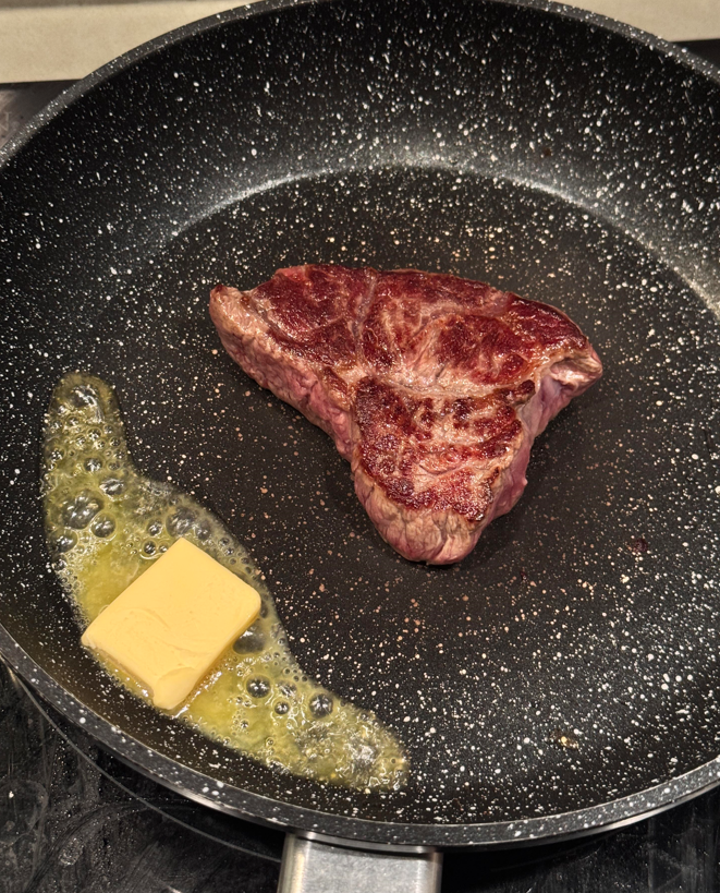 Sarahops2's tweet photo. After a busy Monday the best reward is to panfry a steak yourself Watching the butter sizzle in the pan and smelling the rosemary the comforting feeling of solitude is irreplaceable Life needs a little ritual take good care of yourself https://t.co/wqIxoi79WR