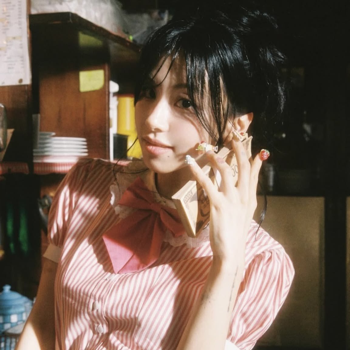 4gottenreality's tweet photo. Mi hermana que es fan de Twice me enseñó el solo de Chaeyoung y me generó una necesidad de una colaboración con Clairo https://t.co/c8bi3NvwlG