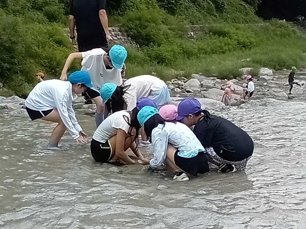 OfficialYGES's tweet photo. 【4年サマプロ】
八ヶ岳少年自然の家で朝食をいただいた後，尾白川での川遊びに来ました。準備体操をしっかりして，川の流れを感じたり水の生き物を探したり水をかけあったりと，思い思いに水場の活動を楽しんでいます。 https://t.co/HtUbg7LjLQ