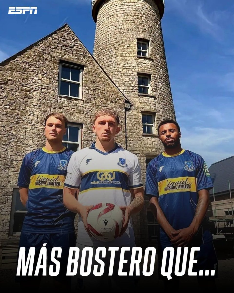 ESPNArgentina's tweet photo. 🤝🔵🟡🏴󠁧󠁢󠁷󠁬󠁳󠁿 ¡EL HOMENAJE PARA BOCA EN GALES! El Llantwit Major FC, de la segunda división del fútbol galés, usa las camisetas del Xeneize desde 2022 con una similitud asombrosa. El club se presenta en sus redes como el hermano menor de Boca y hasta se animó a la frase atrás de la camiseta: "Boca, mi buen amigo".

Usan casacas azules y amarillas, pero también fueron más allá con las suplentes y hasta con los buzos de arquero. Incluso, salió un modelo muy parecido al que utilizó Navarro Montoya en los 90'.

Hubo otros dos homenajes como el de Wimbledon en el fútbol inglés y el Okinawa, el club japonés que fundó Naohiro Takahara (jugó en Boca en la 2001-02).

¿Cuál te gustá más?

📷 Llantwit Major FC