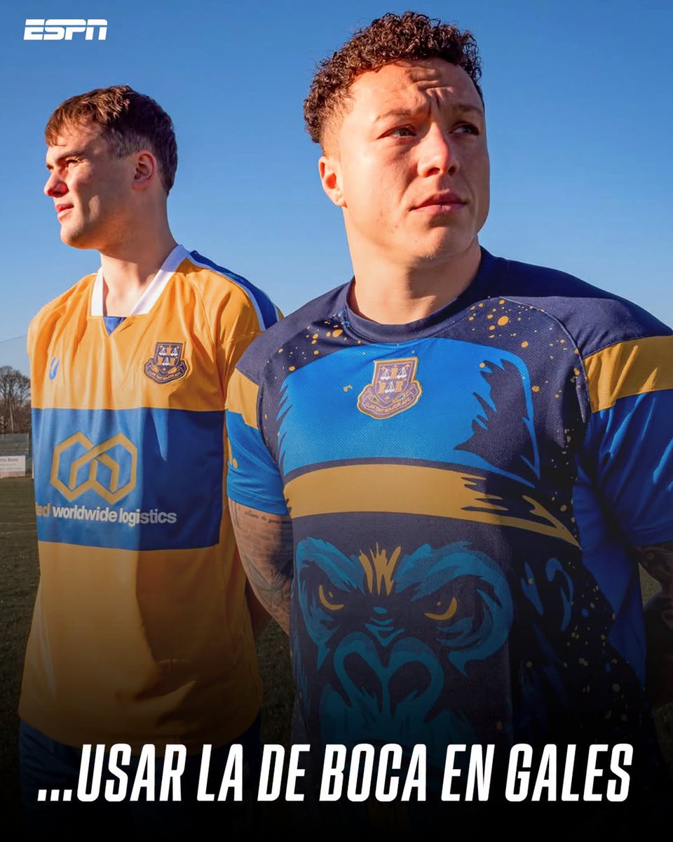 ESPNArgentina's tweet photo. 🤝🔵🟡🏴󠁧󠁢󠁷󠁬󠁳󠁿 ¡EL HOMENAJE PARA BOCA EN GALES! El Llantwit Major FC, de la segunda división del fútbol galés, usa las camisetas del Xeneize desde 2022 con una similitud asombrosa. El club se presenta en sus redes como el hermano menor de Boca y hasta se animó a la frase atrás de la camiseta: "Boca, mi buen amigo".

Usan casacas azules y amarillas, pero también fueron más allá con las suplentes y hasta con los buzos de arquero. Incluso, salió un modelo muy parecido al que utilizó Navarro Montoya en los 90'.

Hubo otros dos homenajes como el de Wimbledon en el fútbol inglés y el Okinawa, el club japonés que fundó Naohiro Takahara (jugó en Boca en la 2001-02).

¿Cuál te gustá más?

📷 Llantwit Major FC