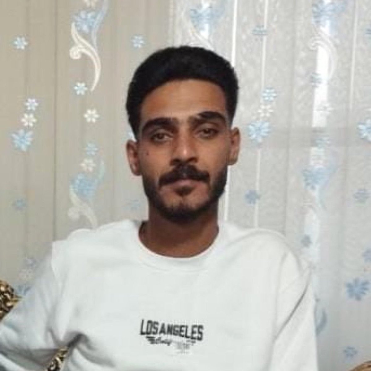 rentitii's tweet photo. با همین دست مامور هایی که اسلحه و باتوم داشتن رو تیکه تیکه کرد و آتیش زد؟ حرومزاده ها عقل ندارین چشم که دارین امیدوارم همونطوری که  جون این بچه رو گرفتین جون بدین https://t.co/VcIJTPHC9N
