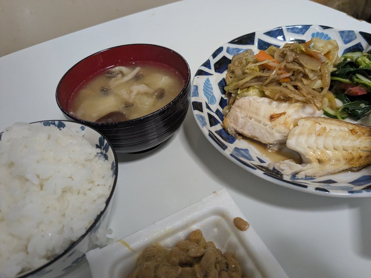 norizoope's tweet photo. 赤魚に野菜炒め、モロヘイヤにきゅうり、ブロッコリー、トマトを混ぜたのに、粗挽き胡椒とごま油とドレッシングで和えたもの。

じゃがいも、しいたけ、しめじの味噌汁。

と納豆ごはん。

朝から張り切りすぎました（笑）

#朝食 https://t.co/2gkSlleGoc
