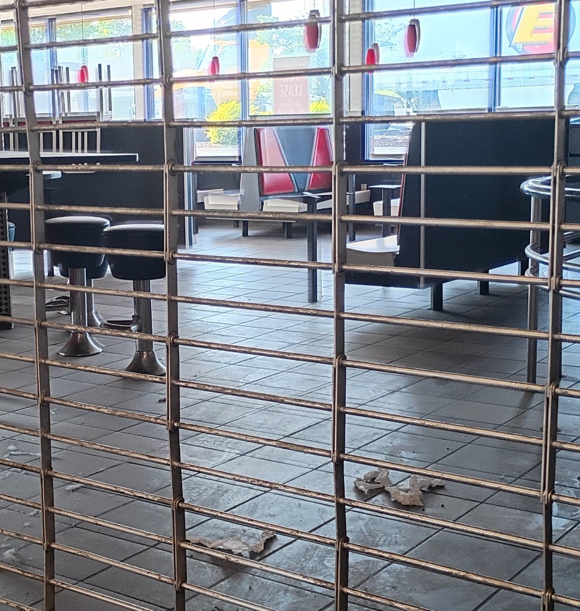WilliamHarMusic's tweet photo. While Traveling I found a decade old abandoned burger king stuck in the 90s, 🥺🫡

Source: Taken in Pennsylvania (not sure what town or city) by myself at a half 7/11 n rest stop. 

#trending #90s #travel https://t.co/0f0Dy9pmbi