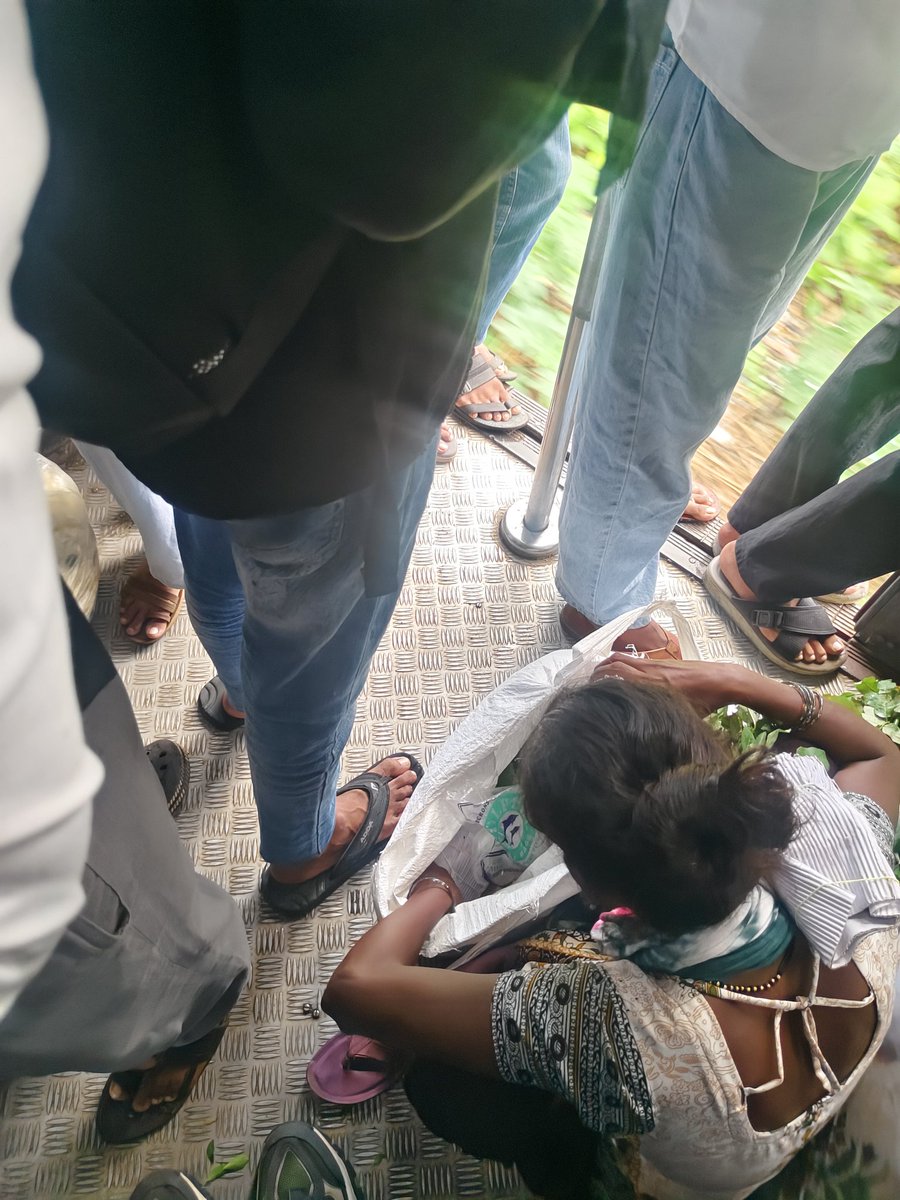 alertnagarik's tweet photo. Hum log kidar khade lehenge @RailwaySeva @RPF_INDIA https://t.co/8Y3nRtUPyd