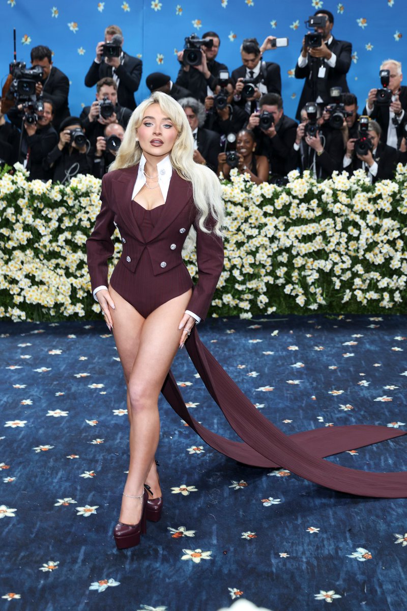 vnspresso's tweet photo. you guys must have dog shit for eyeballs cause she looked absolutely stunning last year. https://t.co/V3F7RFmGhf
