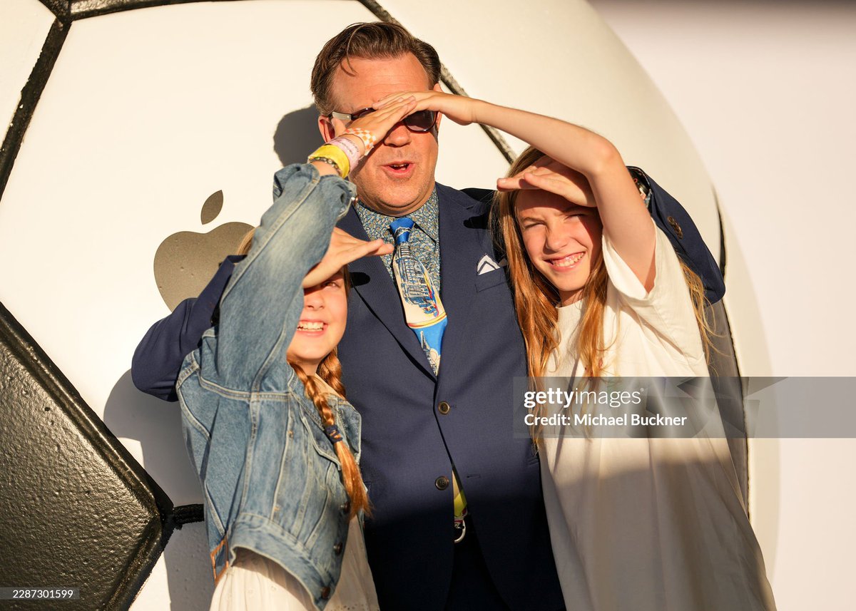 yulia_kuz's tweet photo. them shielding each other from the sun is the cutest thing ever https://t.co/DpkbDSQrsk