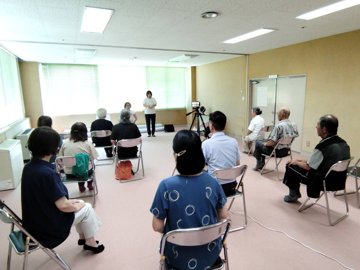 fukui_deaf's tweet photo. 7月24日（金）のふくみみサロンでは、筋力アップを目的とした健康体操を行いました。椅子に座ってできる運動やストレッチで、参加者の皆さんは楽しく体を動かしました。午後はお弁当を囲んで手話で交流し、笑顔あふれる和やかな時間となりました。
＃福井県聴覚障がい者センター https://t.co/Ew0ZF031Qu