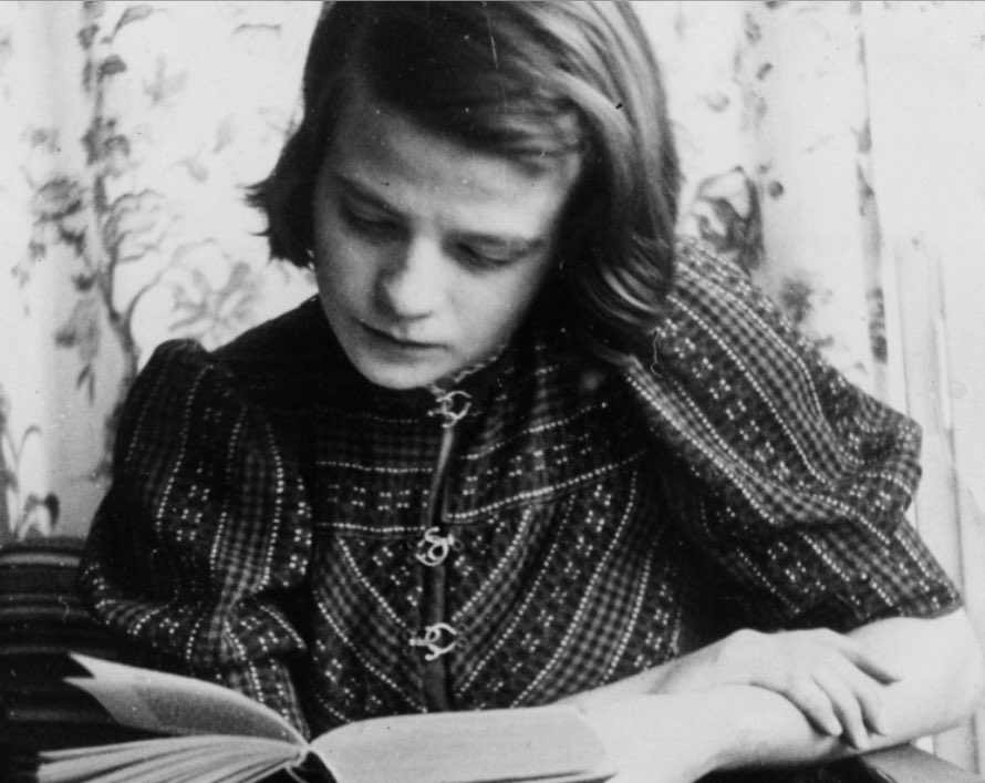 DrHelenFry's tweet photo. Sophie Scholl, a young German student, became one of the bravest heroines of WW2.

She risked everything to distribute anti-Nazi leaflets calling for freedom and an end to tyranny.

Arrested by the Gestapo, she was tried and executed by guillotine on 22 February 1943, just 21 years old.