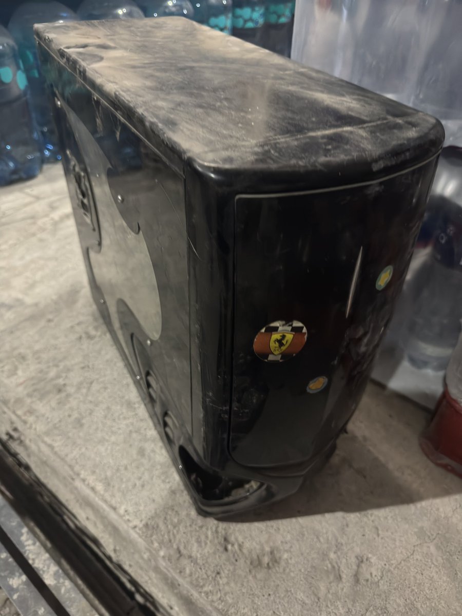 Furawazzu's tweet photo. Acabo de encontrar mi vieja computadora en la bodega de mi casa, es como la biblioteca de Alejandría del Hentai.
Intentaré recuperar el disco duro y hacer un video al respecto https://t.co/lX3sjAsiB3