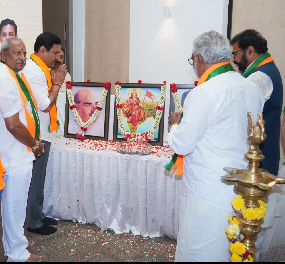 muralimbhat's tweet photo. @BYVijayendra @NswamyChalavadi @BJP4India @BJP4Karnataka ಒರಿಜಿನಲ್ ಬಿಜೆಪಿ ಯವರಿಗೆ ಬಿಜೆಪಿ ಯಲ್ಲಿ importance ಇಲ್ಲದಾಗಿದೆ ಅನ್ನೋದಕ್ಕೆ ಇದೆ ಸಾಕ್ಷಿ ಯಾರೆಲ್ಲ ಇದ್ದಾರೆ ಅಂತ ಒಮ್ಮೆ ನೋಡಿ 😅🤭😂
@CTRavi_BJP @mepratap @drashwathcn ನೀವೆಲ್ಲ ಮುಲ್ಲಾ ಗಿಲ್ಲ ಸಿದ್ರಾಮಲ್ಲಖಾನ್ ಅಂತ ಇದಲ್ಲೆಲ್ಲ ರಾಡಿ ಮಾಡ್ಕೊಂಡು ಕಿತ್ತಾಡಿ,ಕೊನೆಗೆ ಮುಖ್ಯಮಂತ್ರಿ ಆಗ್ಲಿಕ್ಕೆ ಹೊರಟದ್ದು ಯಾರು 😂🤭 https://t.co/sq8Z0d8JuG