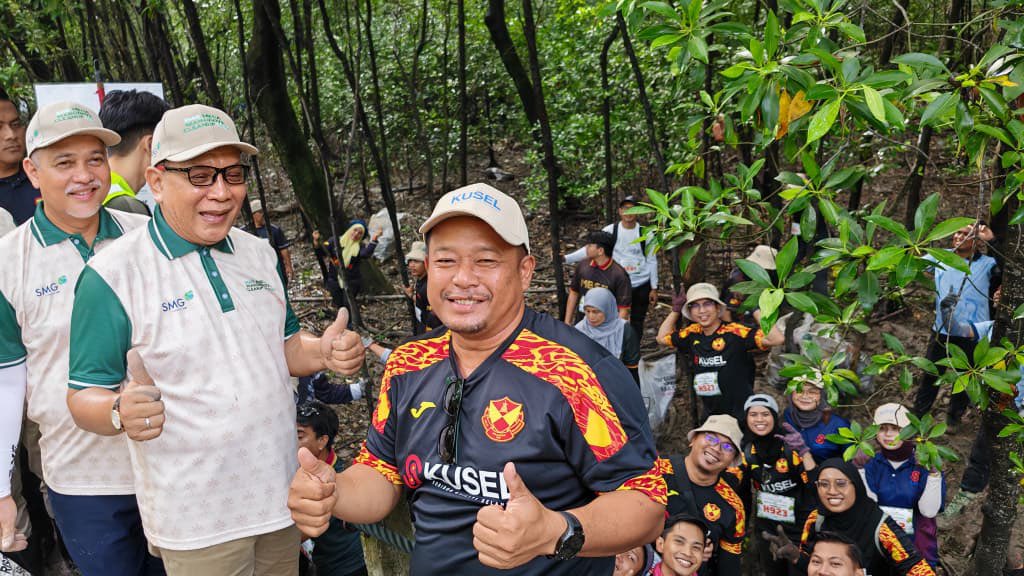 KUSEL_my's tweet photo. 🌿 Bersama Melestarikan Alam, Mencipta Rekod Baharu! 
Bersempena Hari Mangrove Sedunia 2026, warga KUSEL berbangga dapat menyokong inisiatif ESG syarikat menerusi penyertaan aktif dalam program SMG Mega Mangrove Cleanup 2026 yang telah berlangsung pada 26 Julai 2026 (Ahad) https://t.co/kqlaaTWq9q