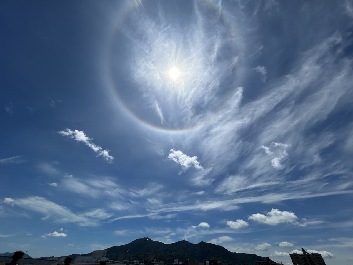 Ruuto_Ruptarz's tweet photo. 太陽の周りに虹できてた！！
めっちゃでけーや！ https://t.co/BAL6lDQllh