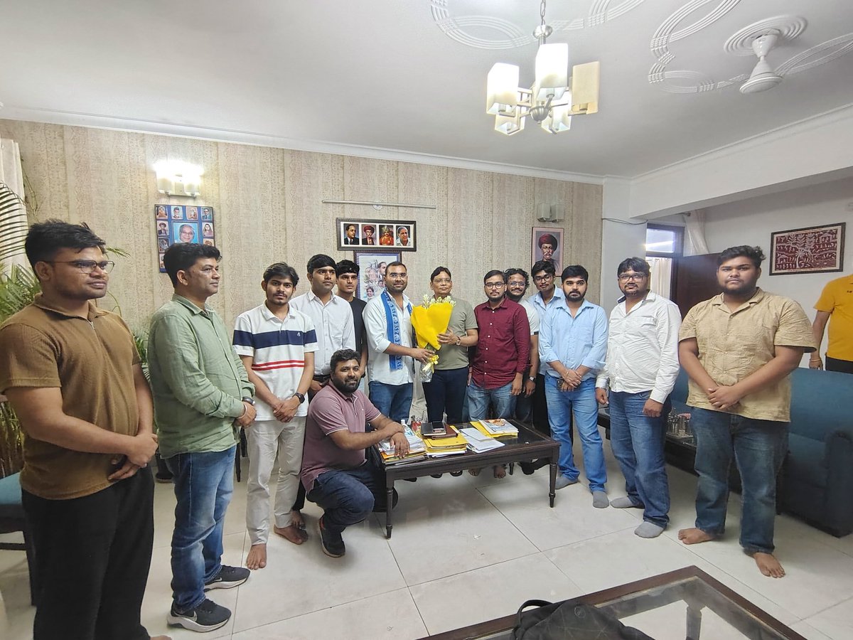 Saurabh72554614's tweet photo. छात्र-युवा शक्ति बसपा के संग, 2027 में रचेगा नया इतिहास!
JNU के क्रांतिकारी युवाओं ने राज्यसभा सांसद आदरणीय @ramjigautambsp जी से मुलाकात कर बसपा की विचारधारा को जन-जन तक पहुँचाने और संगठन को अभेद्य बनाने की रणनीति पर सार्थक वार्तालाप की।
@Mayawati 
#बसपा_का_बढ़ता_जनाधार https://t.co/9x5Gp1C3jS