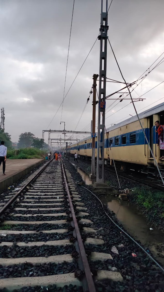 himanshuyv's tweet photo. 19101 Virar - Bharuch MEMU derailed at Bhilad today morning around 6.30am.
Affecting down line towards Surat. https://t.co/X645bHSGum