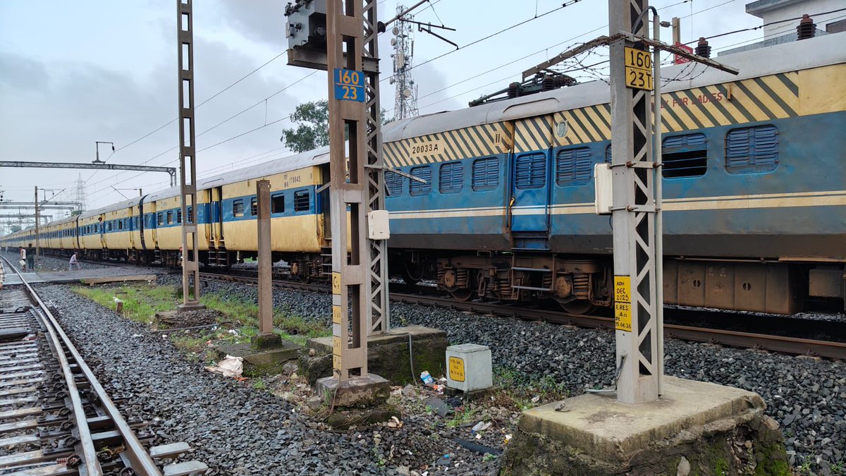 himanshuyv's tweet photo. 19101 Virar - Bharuch MEMU derailed at Bhilad today morning around 6.30am.
Affecting down line towards Surat. https://t.co/X645bHSGum
