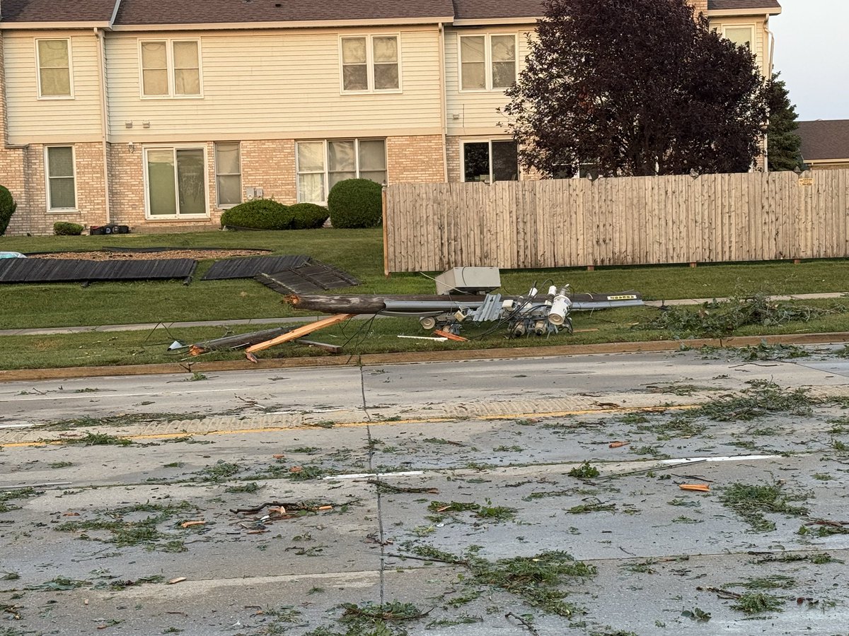 RJKnoerr's tweet photo. More images here from around my neighborhood on the west side of Tinley @NWSChicago https://t.co/4YVTnJNRqo