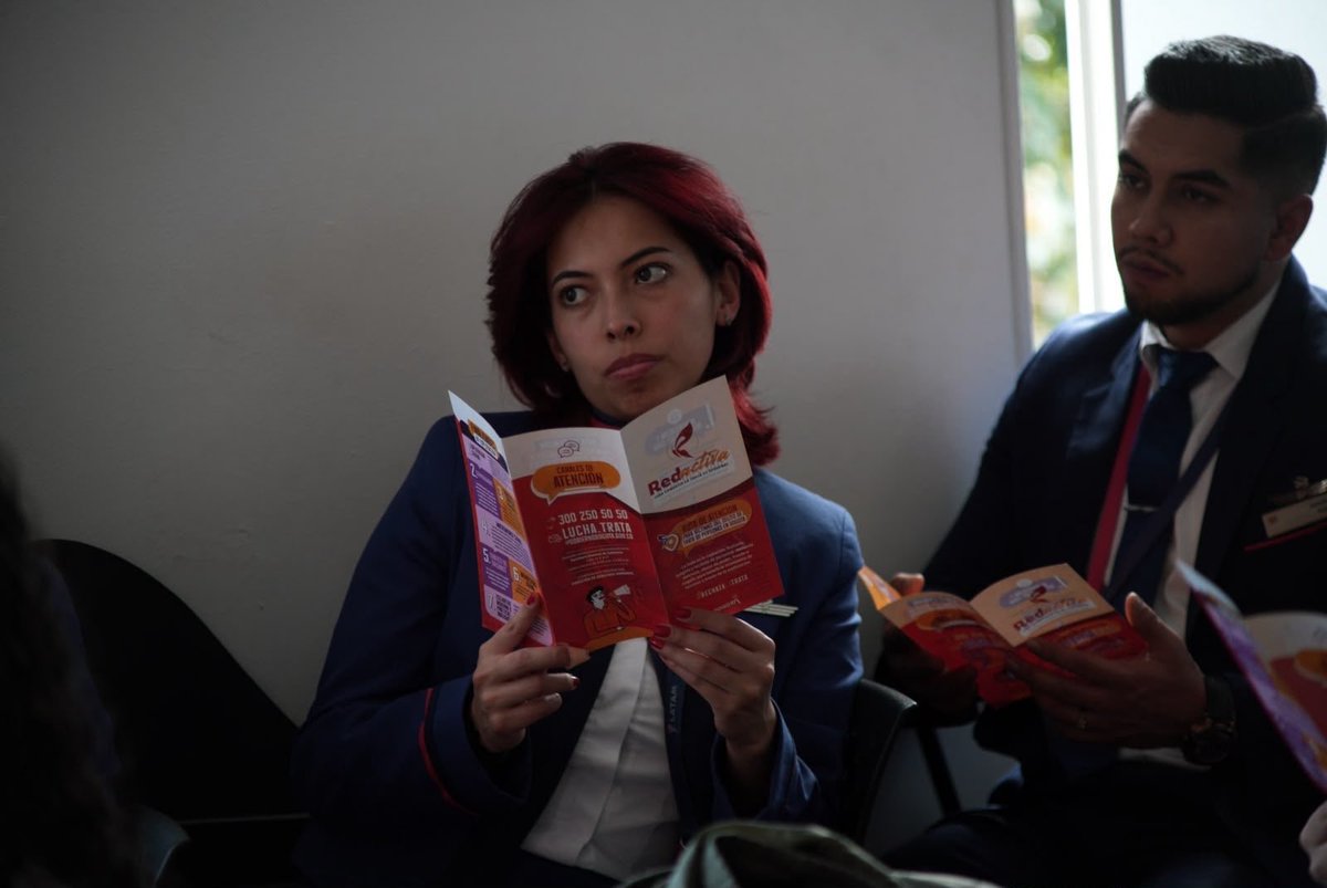 LinaLole_'s tweet photo. Cuando aprendemos a reconocer las señales de alerta, escuchamos sin juzgar y activamos oportunamente las rutas de atención, salvamos vidas. 

Hoy, desde #RedActiva, en una articulación corresponsable con el sector privado, sensibilizamos a integrantes de la tripulación de @LATAM_CO sobre la lucha contra la trata de trata de personas, las señales de alerta que pueden identificarse en contextos aeroportuarios y de transporte aéreo, los canales de denuncia y el procedimiento para activar la Ruta Distrital de Atención ante un posible caso. En la @Bogota seguimos comprometidos en la lucha contra este delito.
